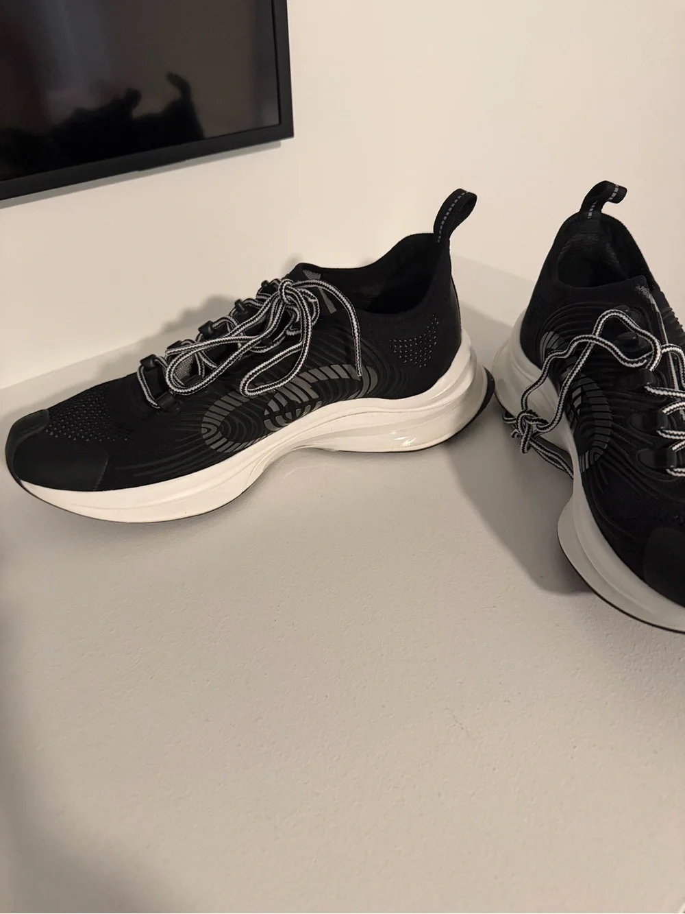 Men’s Authentic Gucci Run sneakers size 8